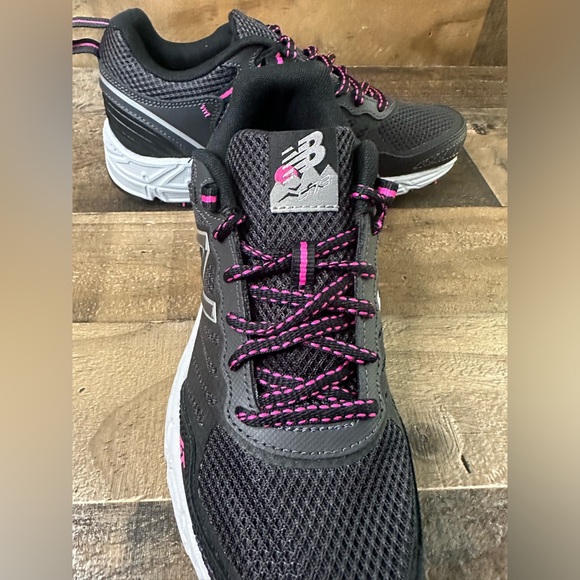 New Balance 573 V3 Black and Pink Size 7 Trail Runner ✨ NEW - Picture 7 of 8